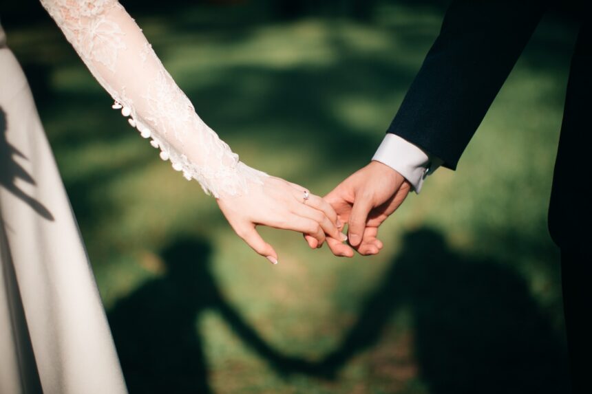 Le jour du mariage, c'est l'amour entre les mariés, mais aussi l'amour de toutes les personnes importantes dans leur vie.