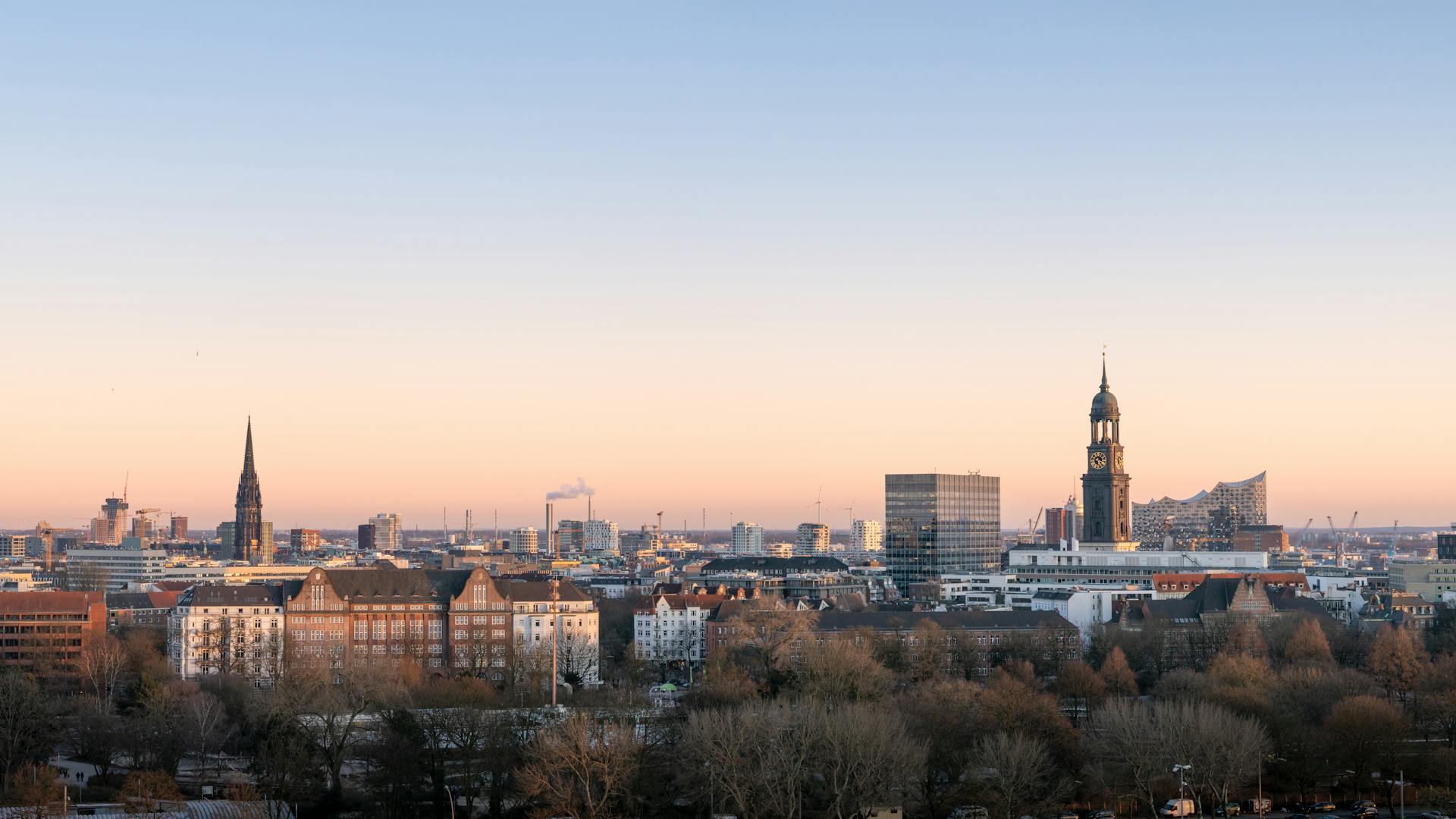 Moving to Hamburg: Navigating Concrete Realities, Urban Districts, and ...