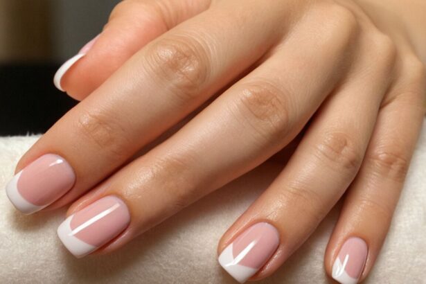 Ponadczasowa elegancja francuskich paznokci: Trendy i wskazówki dotyczące perfekcyjnego manicure