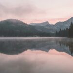 Réservoir paisible de la Sierra Nevada à l'aube, près de Truckee en Californie, image symbolique de l'affaire Kiely Rodni