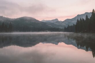 Lugn reservoar i Sierra Nevada i gryningen nära Truckee, Kalifornien, symbolbild för fallet Kiely Rodni