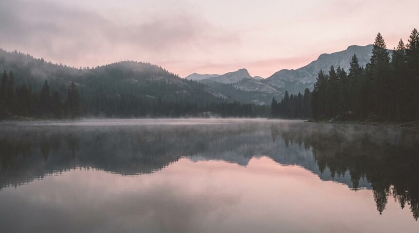 Embalse de Sierra Nevada en calma al amanecer, cerca de Truckee (California), imagen simbólica del caso Kiely Rodni